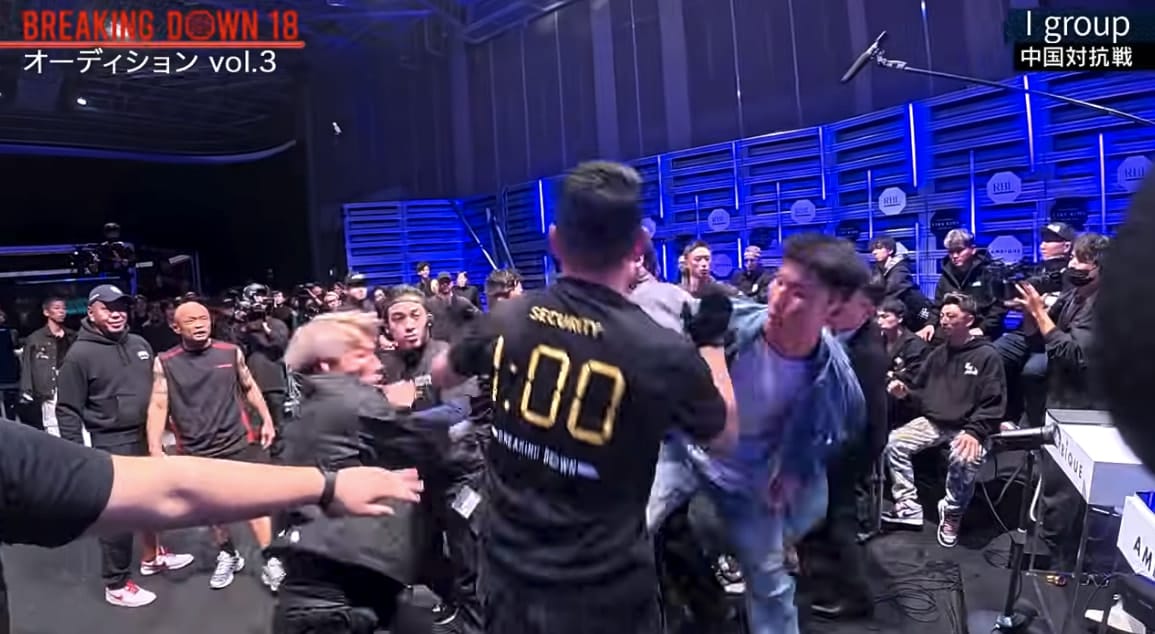During the team introduction, the Japanese fighter showed clear displeasure toward the Chinese competitor and initiated the first attack.